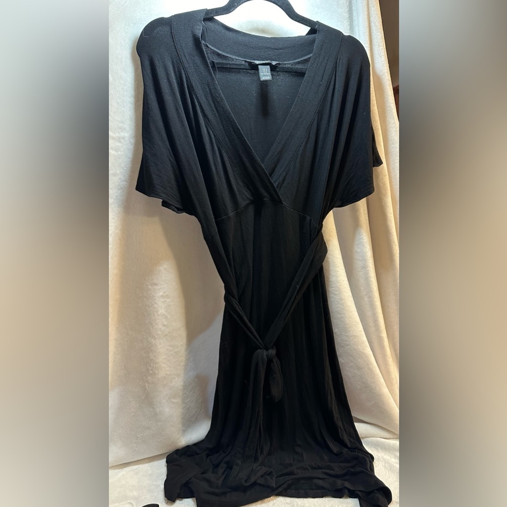 EUC- H&M Mama Maternity/ nursing friendly v neck belted dress- medium